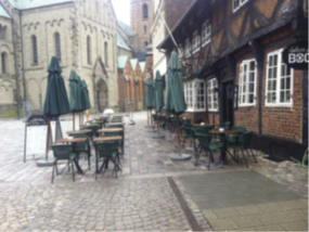 Udstillings- og udeserveringsarealet ud for butikkens/caféens facade må bruges til inventar fra kl. 9.30.